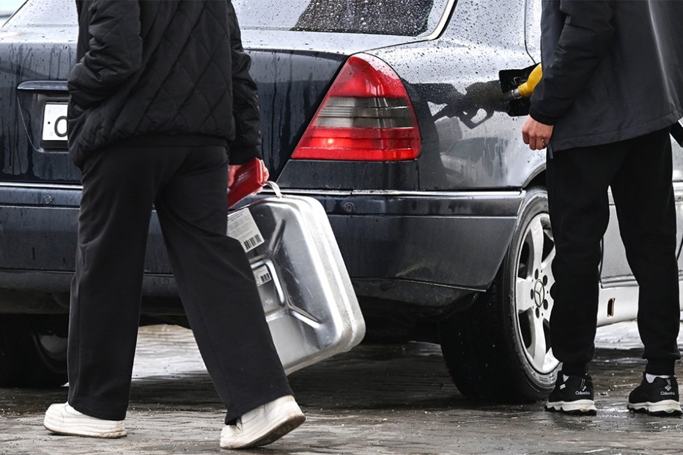 Crescimento dos preços da gasolina e do diesel na bolsa foi limitado. Como isso ajudará a conter os preços nos postos de combustíveis.