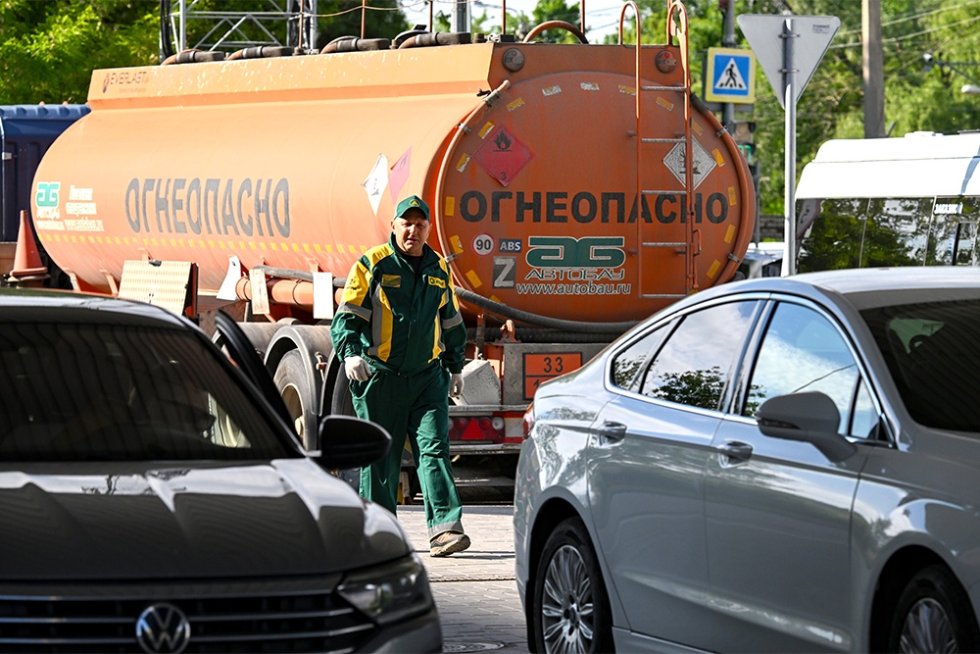 Por que a gasolina importada ainda não encontra comprador? Opinião dos especialistas da "RG".