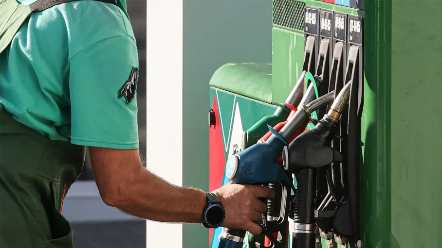 Gasolina mantida no país: a proibição de exportação pode reduzir os preços